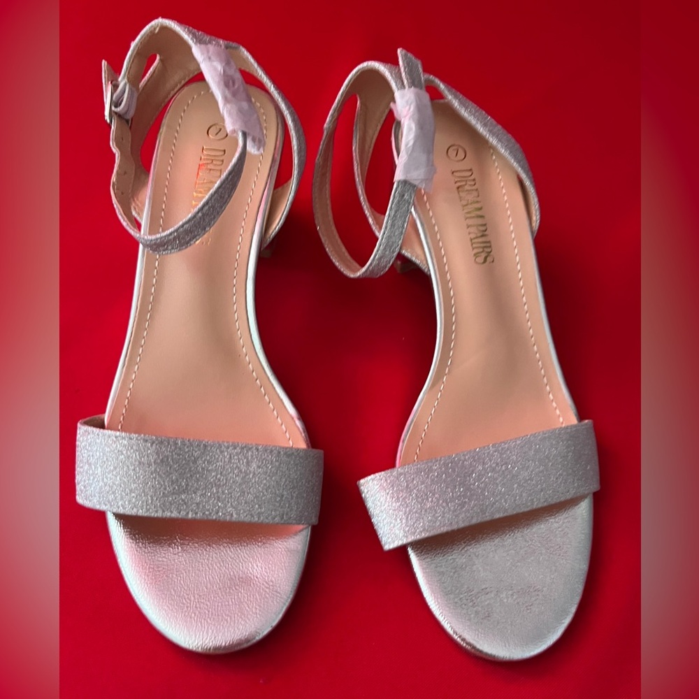 NWOT Women’s Silver Glitter Low Heel Dream Pairs Sandals Size 7